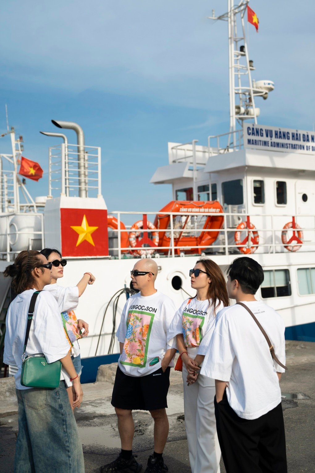 Vũ Ngọc và Son biến bến cảng sông Hàn thành sàn diễn thời trang - 1