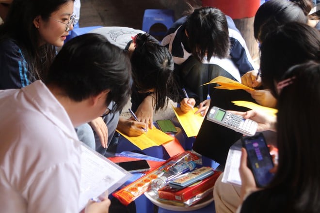 Sĩ tử viết sớ cầu may tại Văn Miếu trước kỳ thi tốt nghiệp THPT 2025- Ảnh 4.