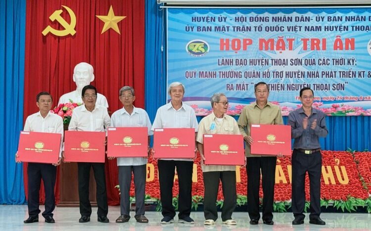 Thoai Son បាន​ជួប​សំណេះសំណាល​គោរព​វិញ្ញាណក្ខន្ធ​ថ្នាក់ដឹកនាំ​ស្រុក​តាម​សម័យកាល។
