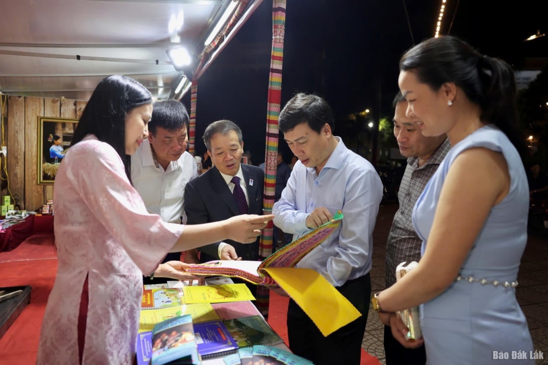 Đại biểu tham quan gian hàng trưng bày của các đơn vị tham gia Ngày hội.