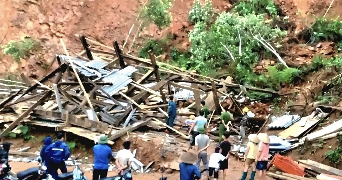 Một nhà dân bị vùi lấp do sạt lở đất tại Tuyên Quang