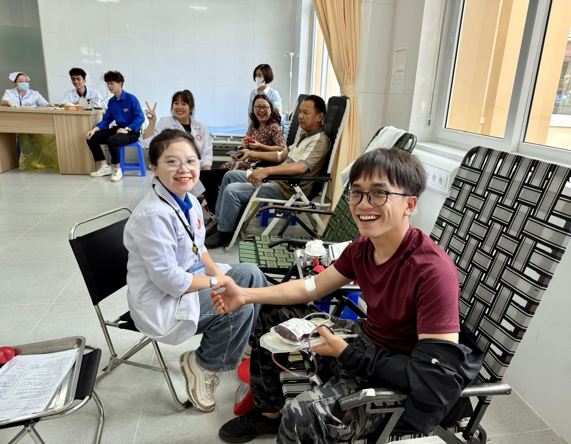 Đoàn viên thanh niên của Bệnh viện Đa khoa Lâm Đồng tham gia hiến máu