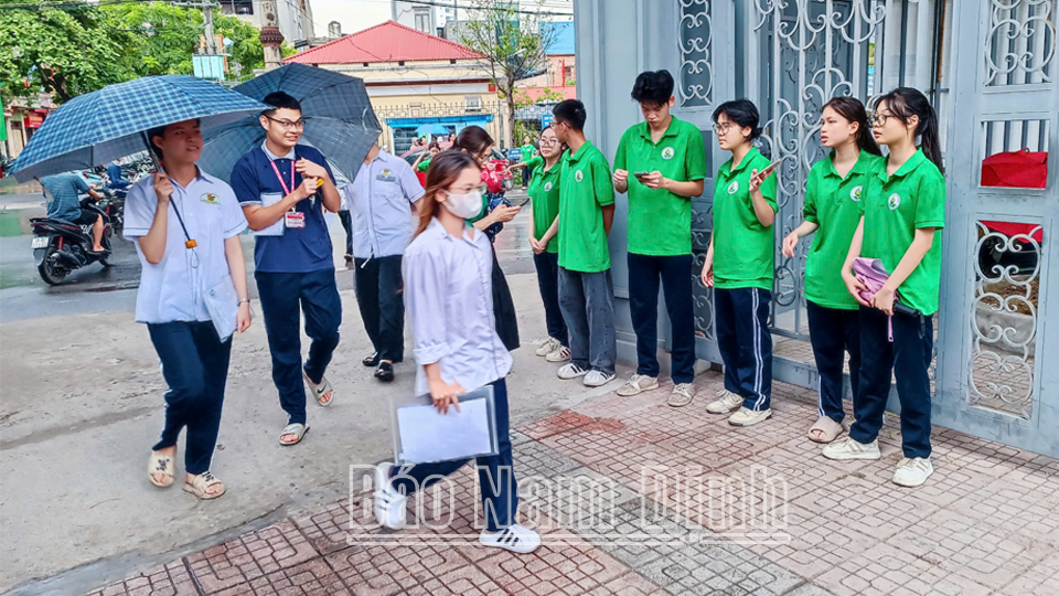 Câu lạc bộ tình nguyện ngọn lửa xanh trường THPT Nguyễn Khuyến (thành phố Nam Định) tham gia hỗ trợ thí sinh trong kỳ thi tốt nghiệp THPT năm 2025.