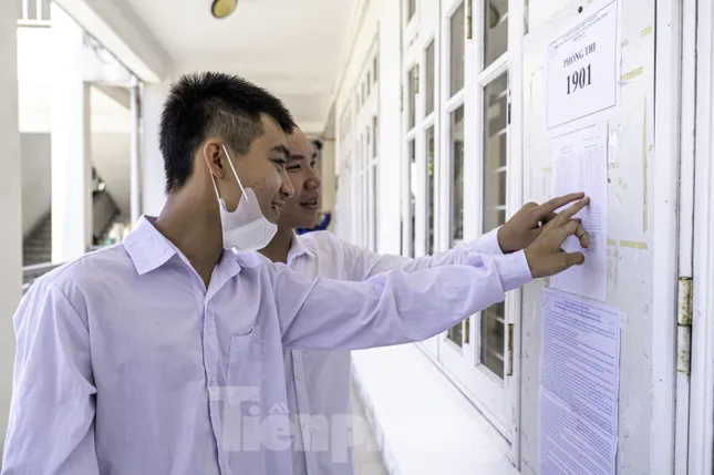 Candidates in wheelchairs come to complete graduation exam procedures photo 5