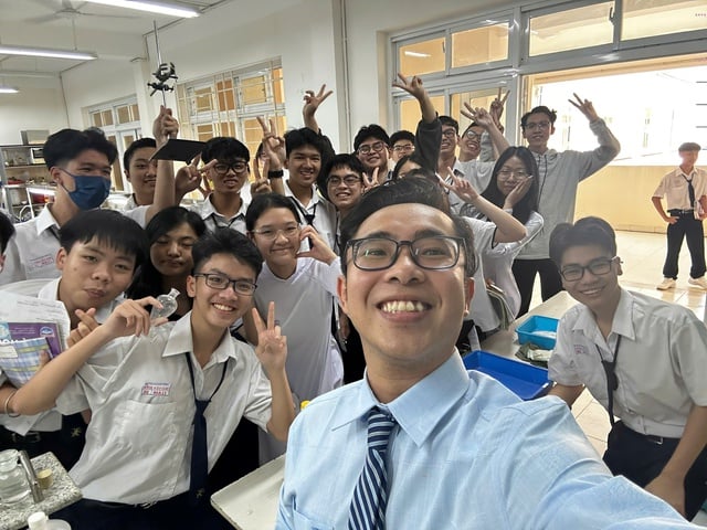 Thi tốt nghiệp THPT 2025: Hành trình chuyên chở yêu thương và trách nhiệm - Ảnh 1.