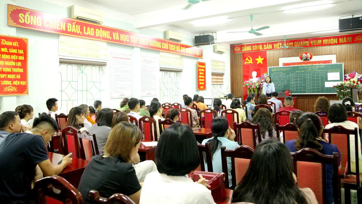 Điểm thi Trường THPT Ngọc Hà (thành phố Hà Giang) họp cán bộ làm công tác coi thi.