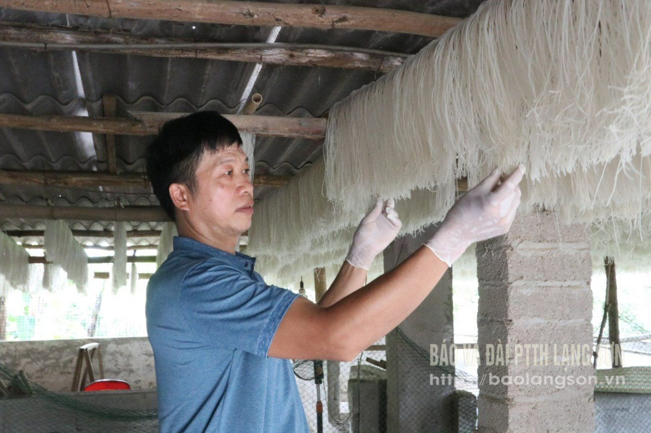 Ông Dương Thần Sáng kiểm tra sợi bún trước khi đóng gói