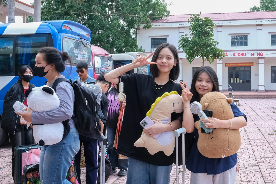 Bữa cơm đong đầy yêu thương của cha mẹ trong 'ký túc xá dã chiến' mùa thi - Ảnh 1.