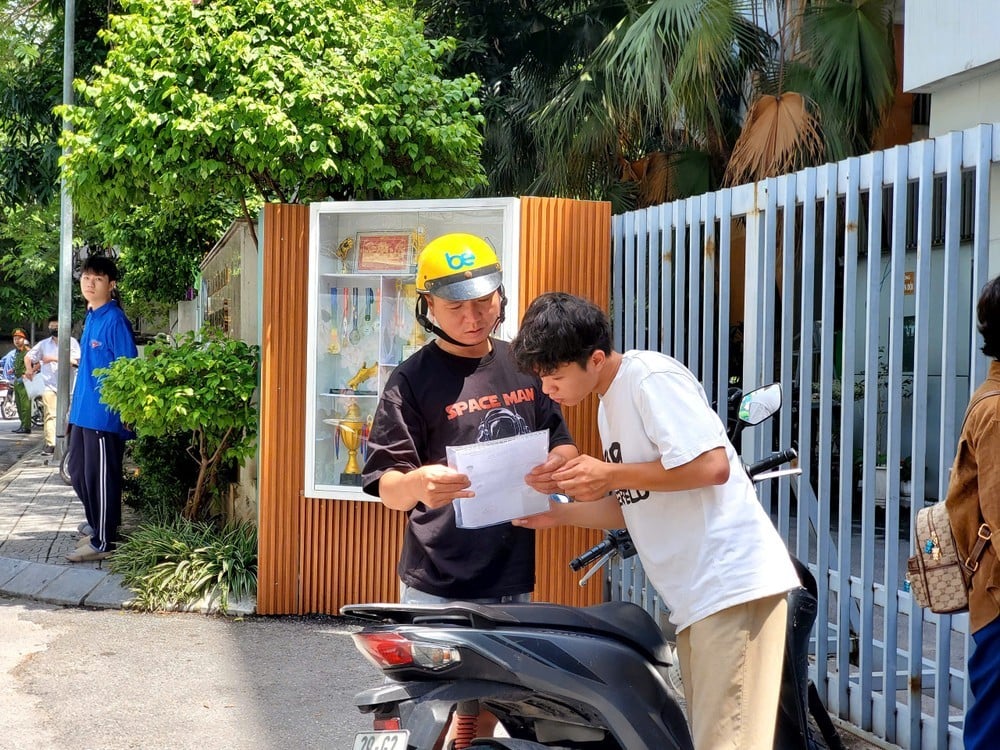 Thí sinh Hà Nội đến làm thủ tục dự thi chiều 25-6