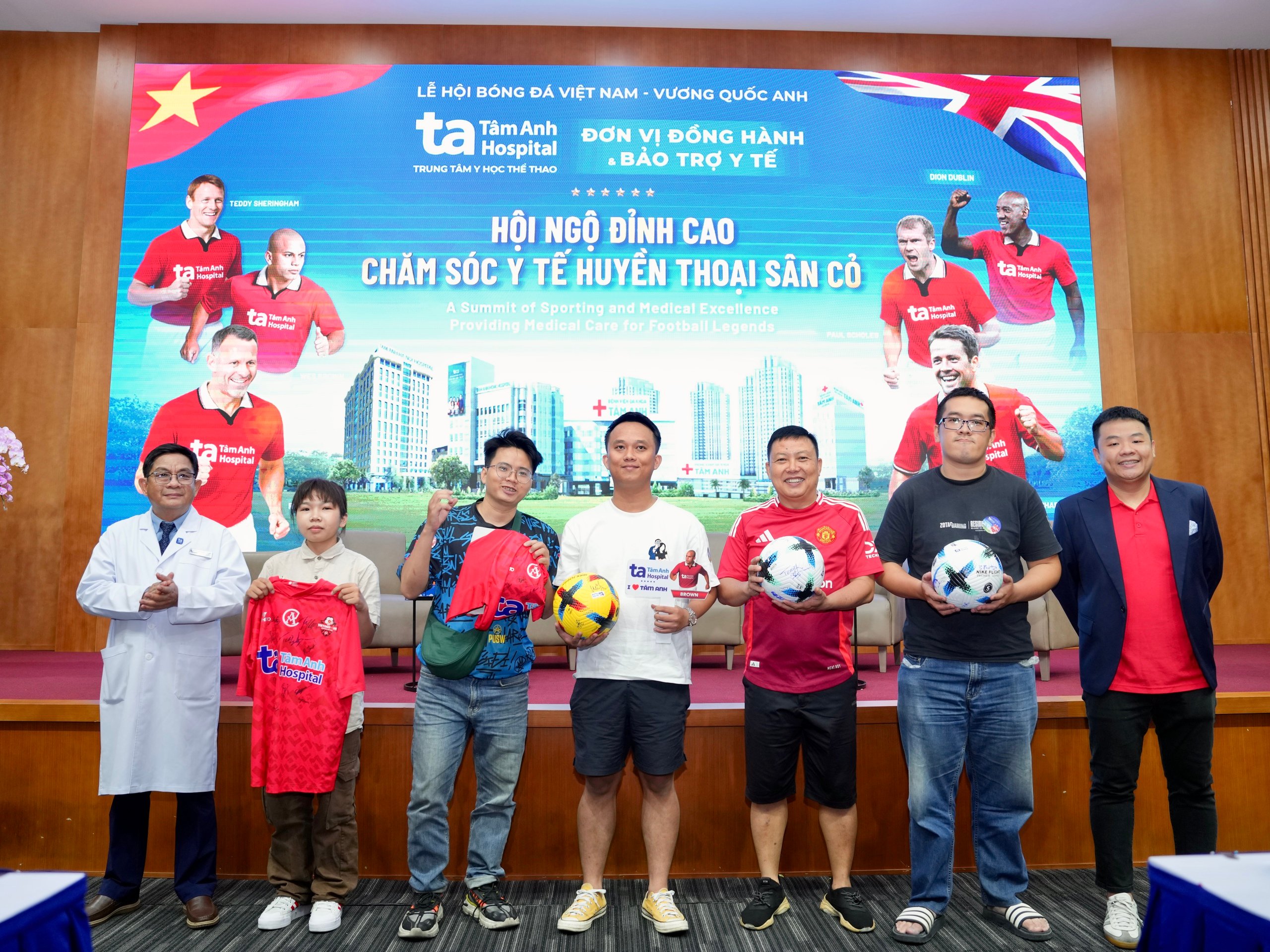 Teddy Sheringham và các huyền thoại ‘Man đỏ’ tạo ấn tượng mạnh tại Bệnh viện đa khoa Tâm Anh - Ảnh 8.