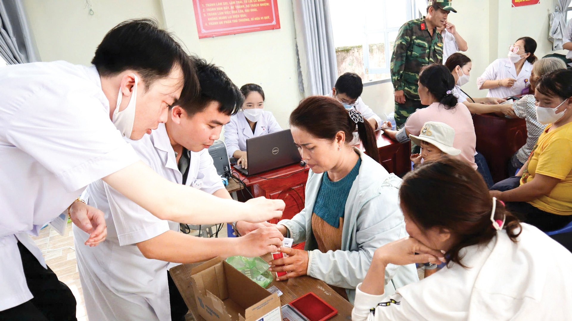 Đức Trọng ra quân đợt dân vận tập trung tại thôn KRèn, xã Hiệp An.
(Trong ảnh: Khám, phát thuốc miễn phí cho người dân thôn KRèn)