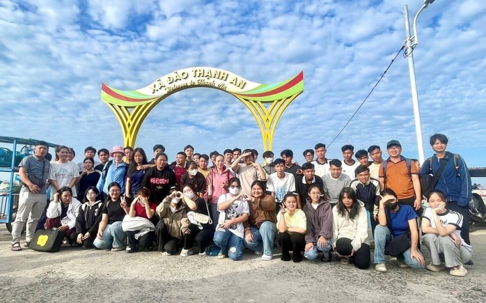 TP HCM: Thí sinh xã đảo đi đò vào đất liền để thi tốt nghiệp THPT 2025- Ảnh 1.