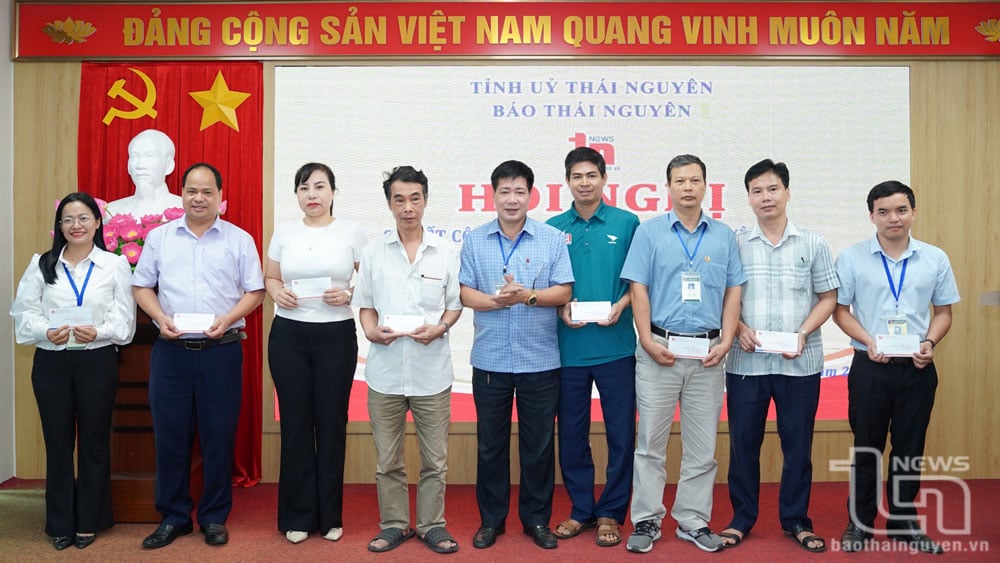 ថ្នាក់ដឹកនាំកាសែត Thai Nguyen បានសរសើរសមូហភាពឆ្នើមក្នុងយុទ្ធនាការត្រាប់តាមកំពូល ដើម្បីអបអរសាទរខួបលើកទី 100 នៃទិវាសារព័ត៌មានបដិវត្តន៍វៀតណាម។