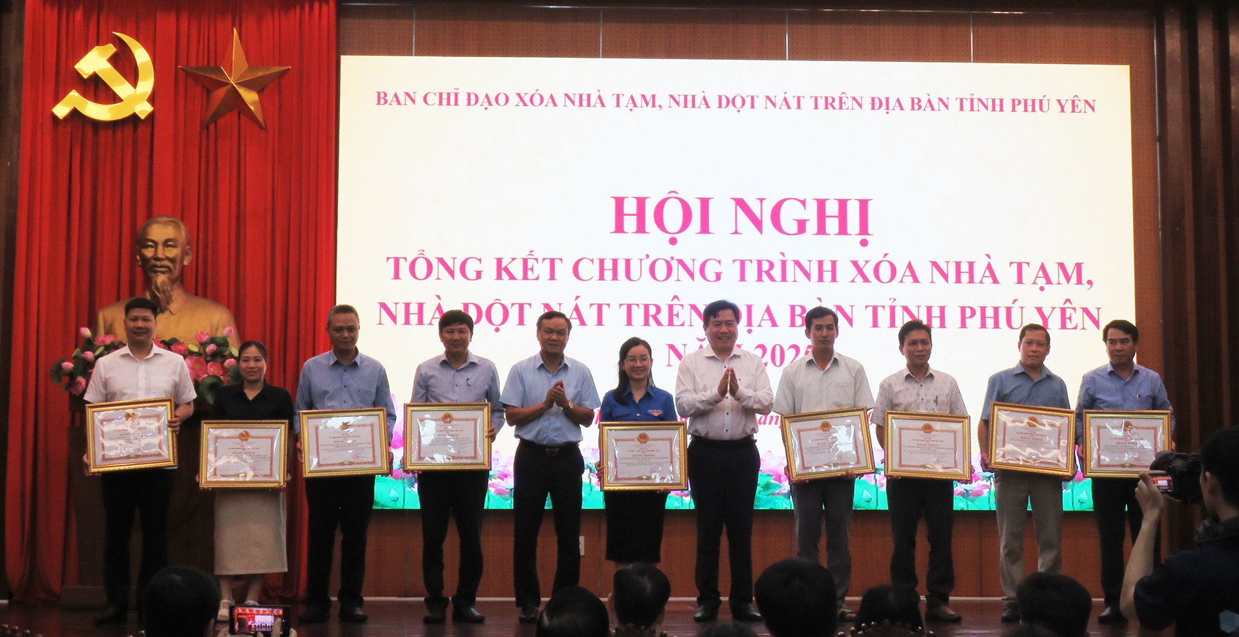 Các đồng chí Trần Hữu Thế, Ủy viên Ban Thường vụ Tỉnh ủy, Chủ tịch Ủy ban MTTQ tỉnh; Đào Mỹ, Phó Chủ tịch UBND tỉnh trao bằng khen của UBND cho các cá nhân có thành tích xuất sắc trong thực hiện Chương trình xóa nhà tạm, nhà dột nát trên địa bàn tỉnh năm 2025. Ảnh: THÚY HẰNG
