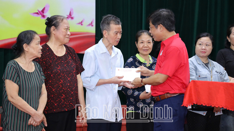Hội Chữ thập đỏ tỉnh tặng quà cho người nghèo, người có hoàn cảnh khó khăn trong lễ phát động Tháng Nhân đạo 2025.