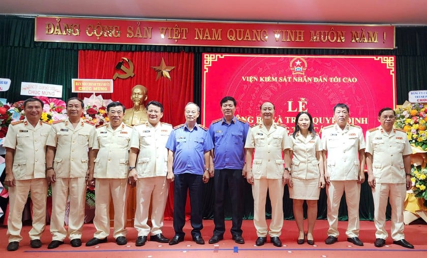 Lãnh đạo VKSND Tối cao cùng tập thể chúc mừng tân Viện trưởng VKSND TP Đà Nẵng mới.