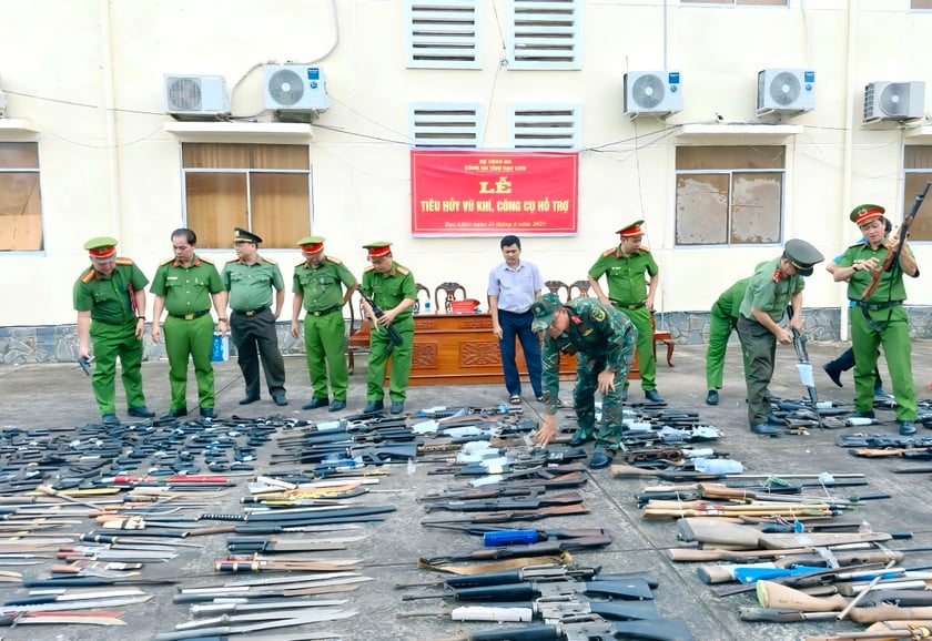 Các thành viên Hội đồng tiêu hủy kiểm tra các loại vũ khí, công cụ hỗ trợ.