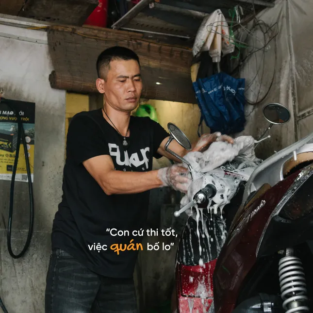 Touching photo series 'Waiting for me is brilliant': Messages from all over Hanoi streets to support students in exam season photo 5