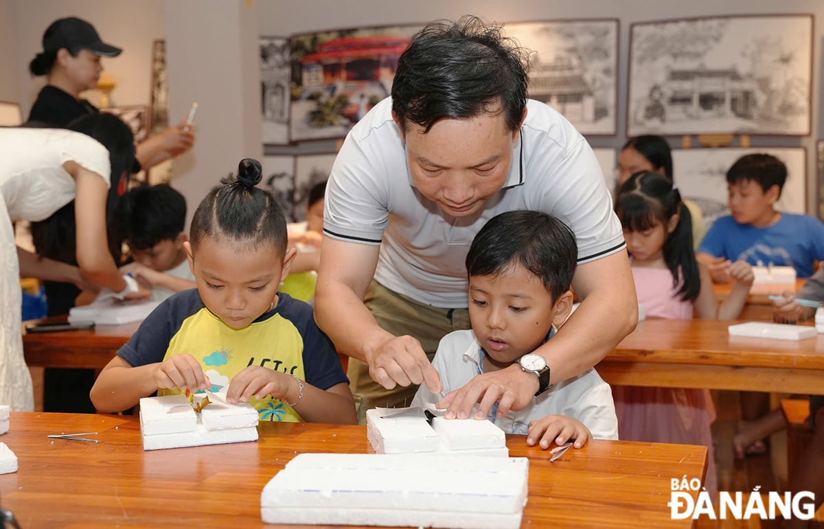 Các chuyên gia hương dẫn chi tiết cho trẻ cách làm một tiêu bản đúng kỹ thuật và giữ nguyên được màu sắc.