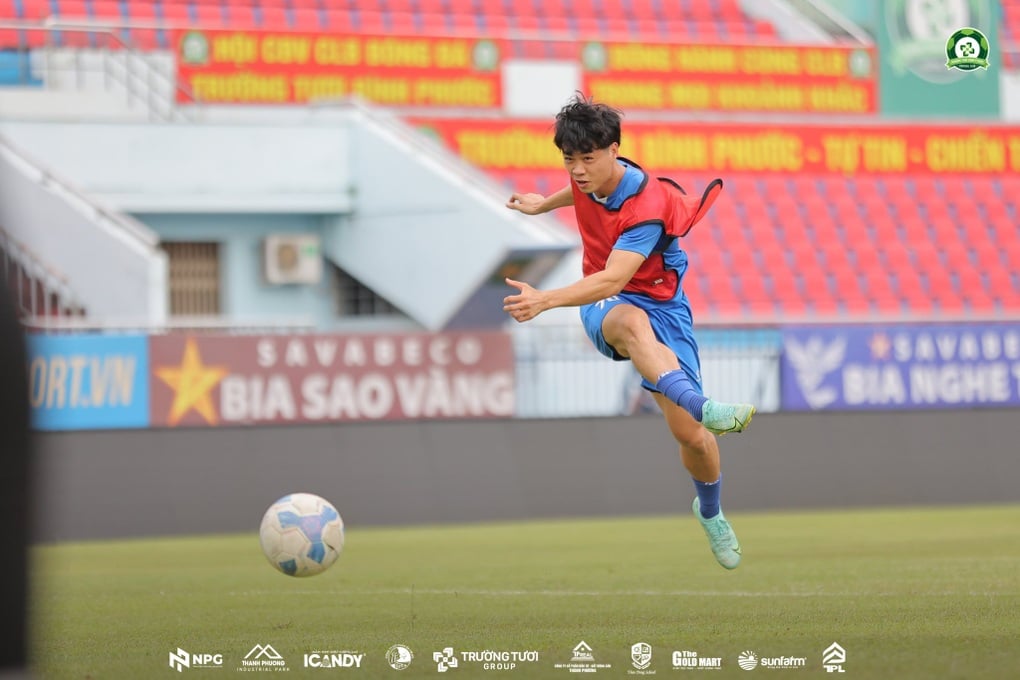 Công Phượng tái ngộ thủ môn Bùi Tiến Dũng ở trận tranh vé vớt V-League - 1