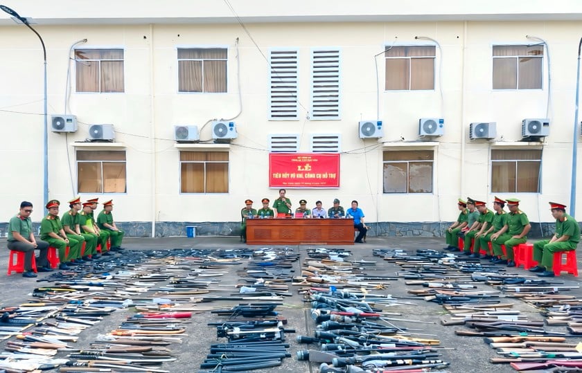 Quang cảnh buổi lễ tiêu hủy vũ khí, công cụ hỗ trợ.