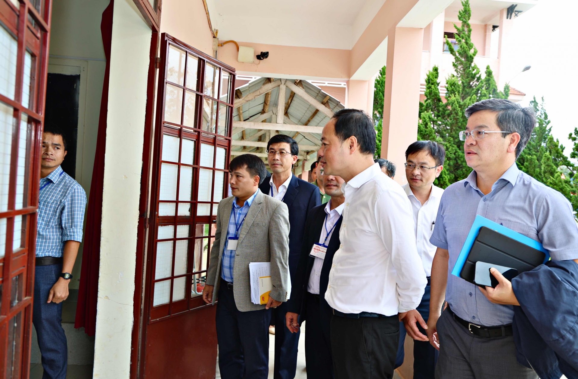 Chủ tịch UBND tỉnh Lâm Đồng Trần Hồng Thái và đoàn công tác kiểm tra điểm thi tốt nghiệp Trường THPT Bùi Thị Xuân chiều nay