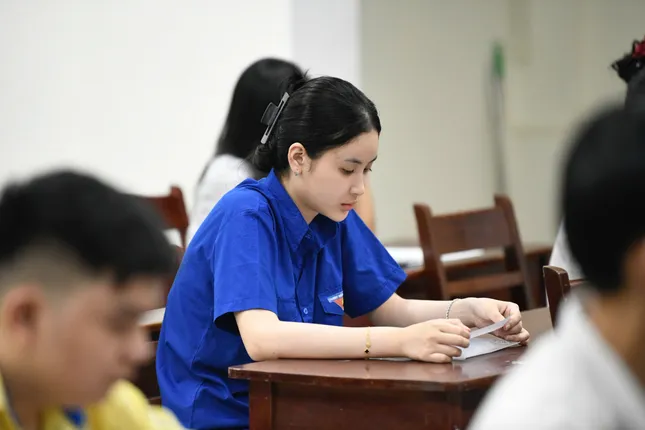[Live]: Candidates in wheelchairs come to do graduation exam procedures photo 8