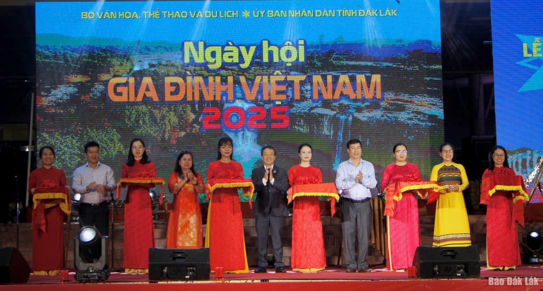 Các đại biểu cắt băng khai mạc Ngày hội.