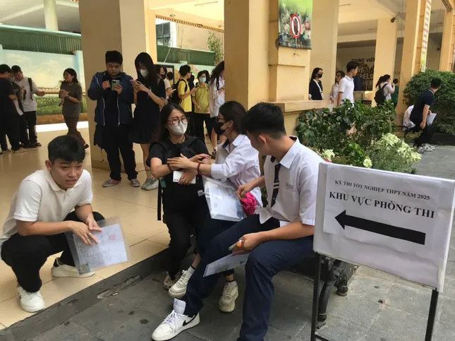 [Live]: Candidates in wheelchairs come to do graduation exam procedures photo 14