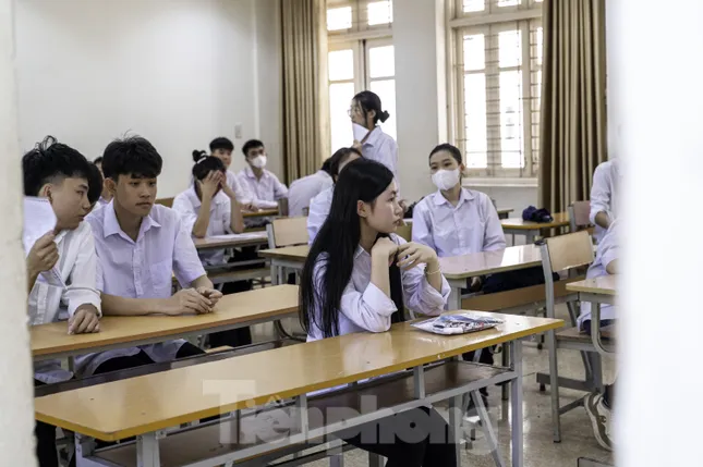 Candidates in wheelchairs come to complete graduation exam procedures photo 6