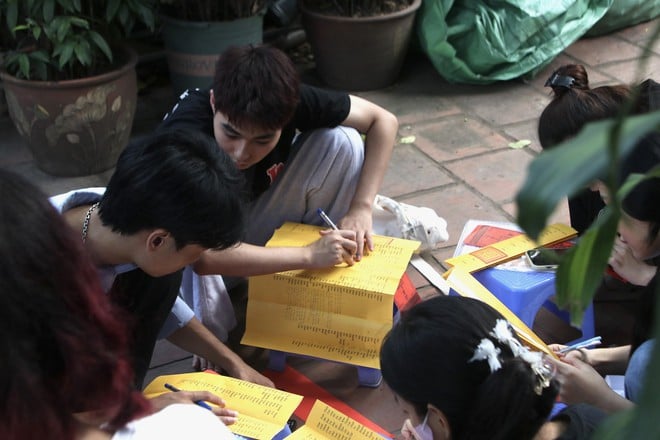 Sĩ tử viết sớ cầu may tại Văn Miếu trước kỳ thi tốt nghiệp THPT 2025- Ảnh 3.