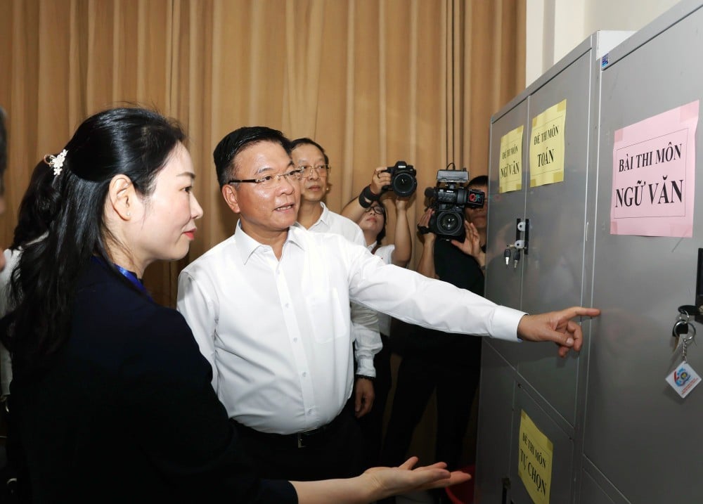 Phó Thủ tướng Lê Thành Long kiểm tra tủ đựng đề thi.