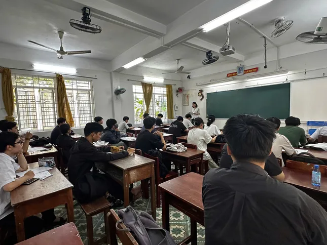 Candidates in wheelchairs come to complete graduation exam procedures photo 2