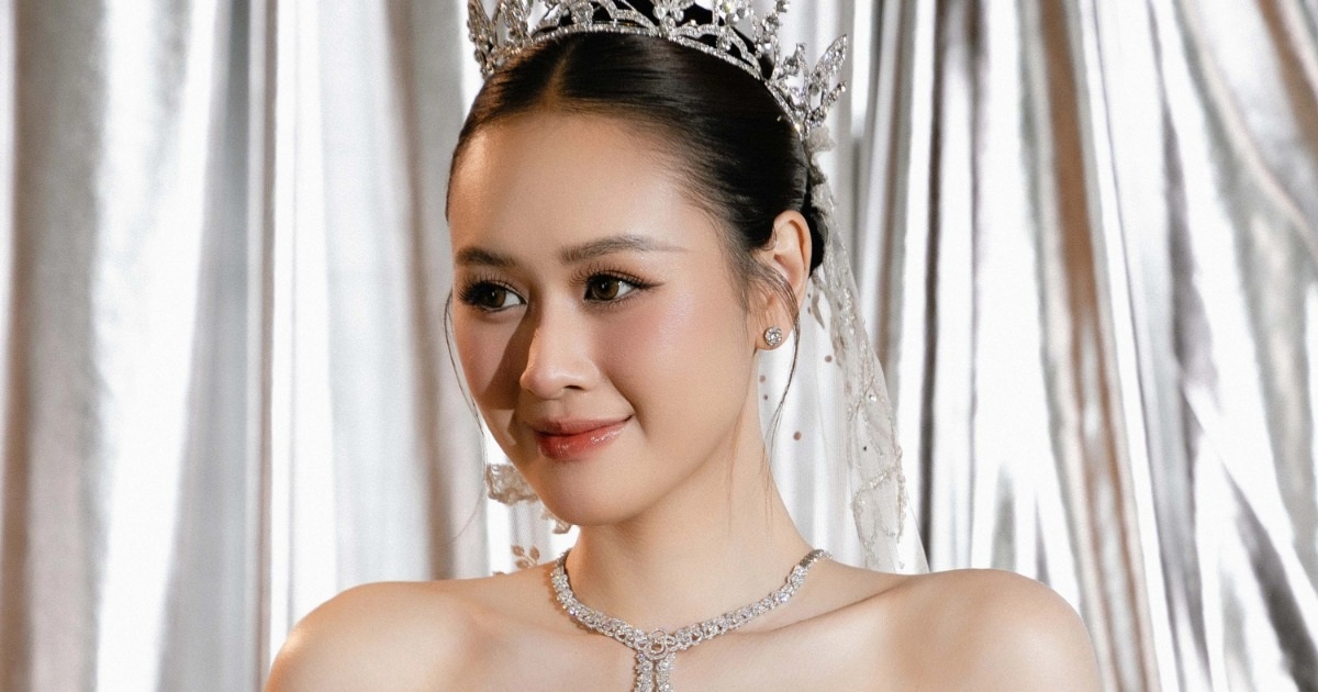 នាយ ចឺម ស្លៀក​ឈុត​រៀបការ​បង្អួត​ស្មា​សិចស៊ី និយាយ​ពី​អាពាហ៍ពិពាហ៍​ជាមួយ​លោក ឌឹក