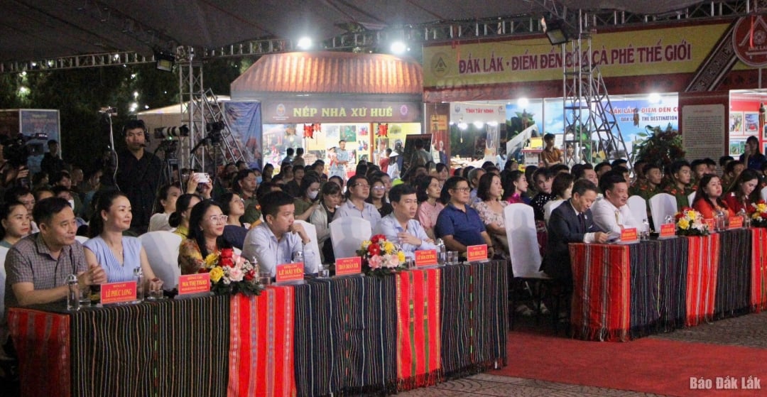 Đại biểu tham dự buổi lễ.