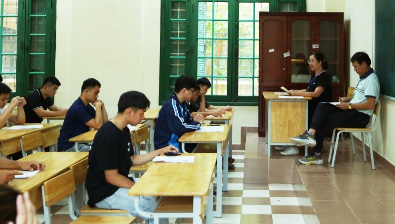 Hanoi students brave the sun to complete graduation exam procedures -0