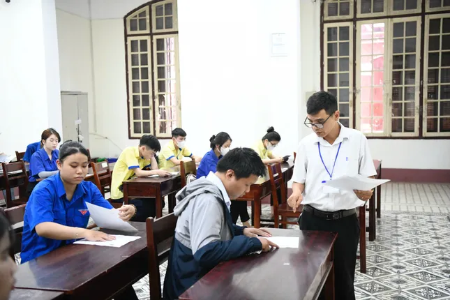 [Live]: Candidates in wheelchairs come to complete graduation exam procedures photo 6