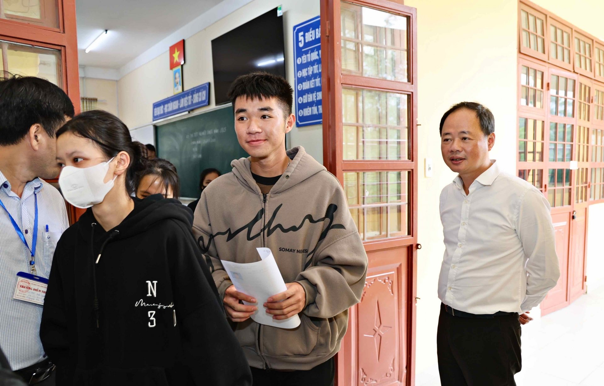 Chủ tịch UBND tỉnh Lâm Đồng Trần Hồng Thái thăm, kiểm tra nơi học sinh thực hiện các thủ tục để chuẩn bị cho ngày thi tốt nghiệp THPT chính thức vào ngày 26/6