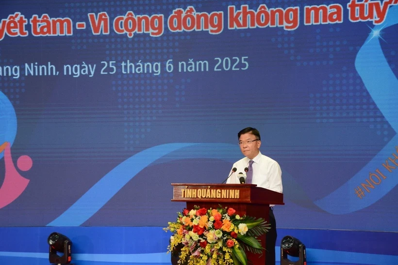ឧបនាយករដ្ឋមន្ត្រី Le Thanh Long ប្រធានគណៈកម្មាធិការជាតិប្រយុទ្ធនឹងជំងឺអេដស៍ គ្រឿងញៀន និងទប់ស្កាត់ និងត្រួតពិនិត្យអំពើពេស្យាចារ ថ្លែងក្នុងពិធីនេះ។ (រូបថត៖ Thanh Van/VNA)