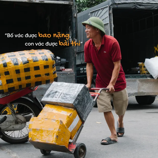 Touching photo series 'Waiting for me is brilliant': Messages from all over Hanoi streets to support students in exam season photo 3