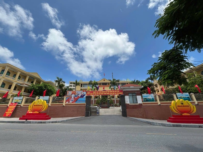 UBND Đặc khu Cát Hải có trụ sở tại UBND huyện Cát Hải đường Hà Sen thị trấn Cát Bà