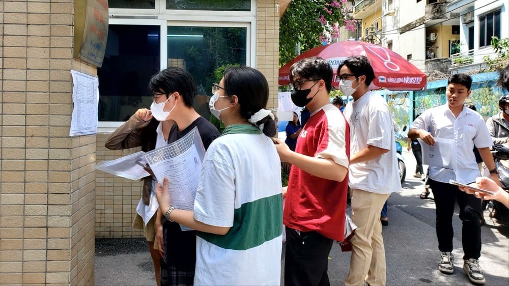 Thí sinh Hà Nội đến các điểm thi trong chiều 25/6 để làm thủ tục dự thi.