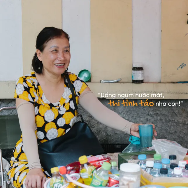 Touching photo series 'Waiting for me is brilliant': Messages from all over Hanoi streets to support students in photo contest season 1