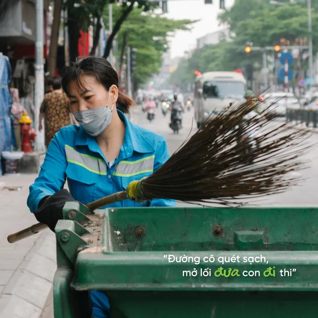 Touching photo series 'Waiting for me is brilliant': Messages from all over Hanoi streets to support students in photo contest season 2