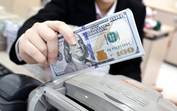 Điều gì khiến giá USD tại Việt Nam tăng cao?- Ảnh 2.