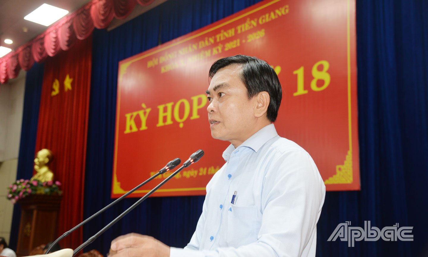 សមមិត្ត Doan Van Phuong បានពន្យល់អំពីបញ្ហាដែលបានលើកឡើងដោយគណៈប្រតិភូក្រុមប្រឹក្សាប្រជាជនខេត្ត។