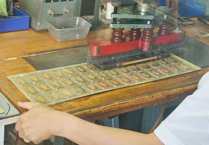 "Ngóng" giá vàng miếng SJC, vàng nhẫn giảm - Ảnh 1.