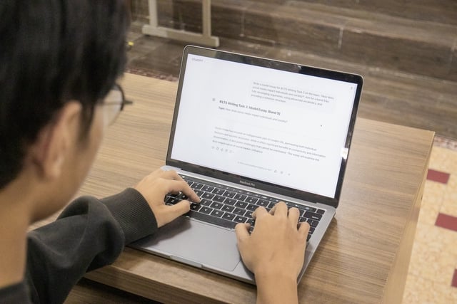 Thí sinh lớp 12 học cùng AI 2-3 giờ mỗi ngày trước thi tốt nghiệp THPT- Ảnh 1.