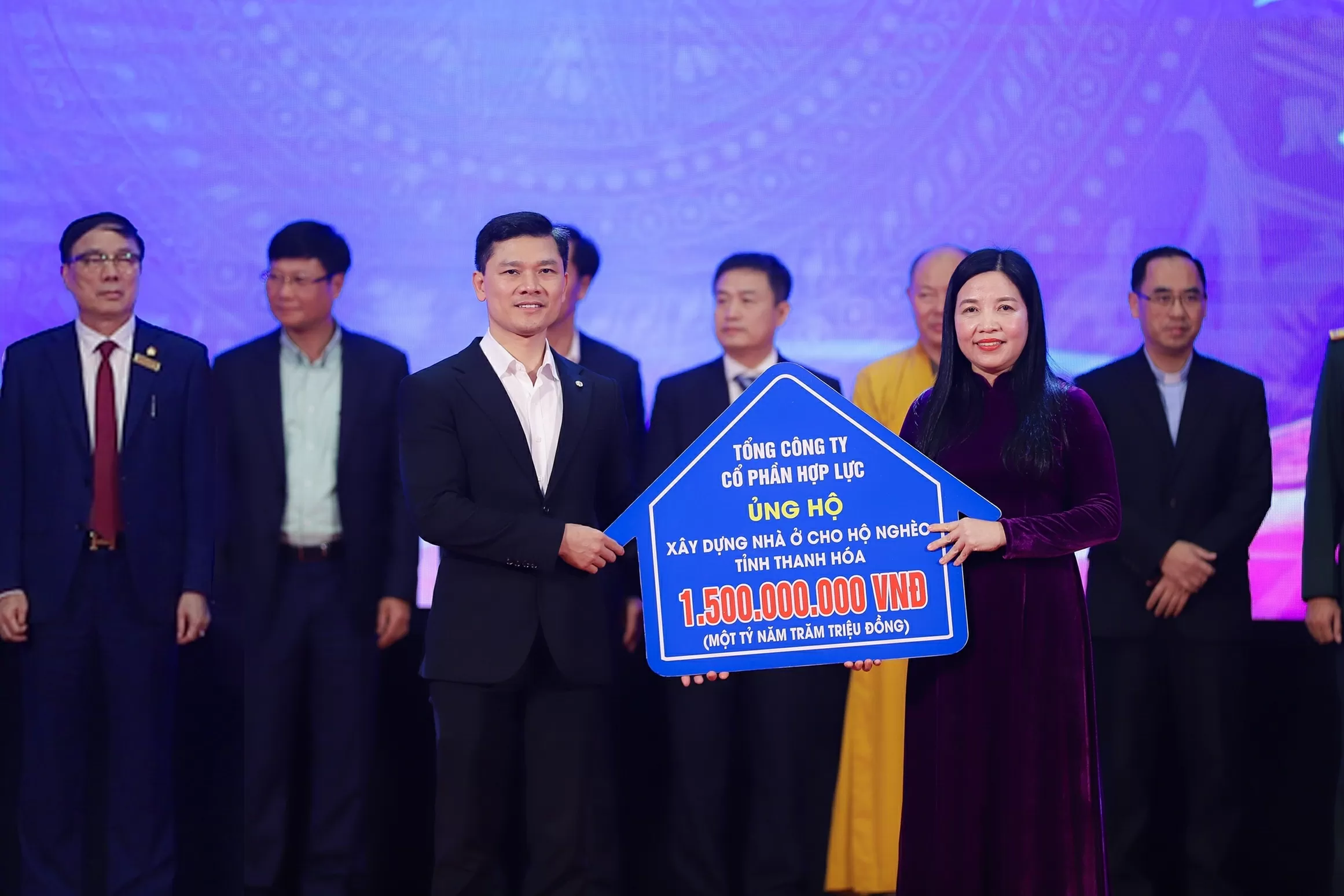 Tổng công ty CP Hợp Lực trao tặng 1,5 tỷ đồng ủng hộ xây dựng nhà ở cho hộ nghèo, hộ gia đình chính sách, hộ còn khó khăn về nhà ở trên địa bàn tỉnh Thanh Hóa trong 02 năm 2024 - 2025)