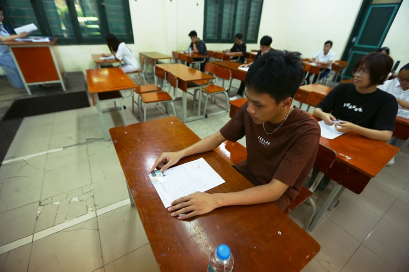 Hanoi students brave the sun to complete graduation exam procedures -0